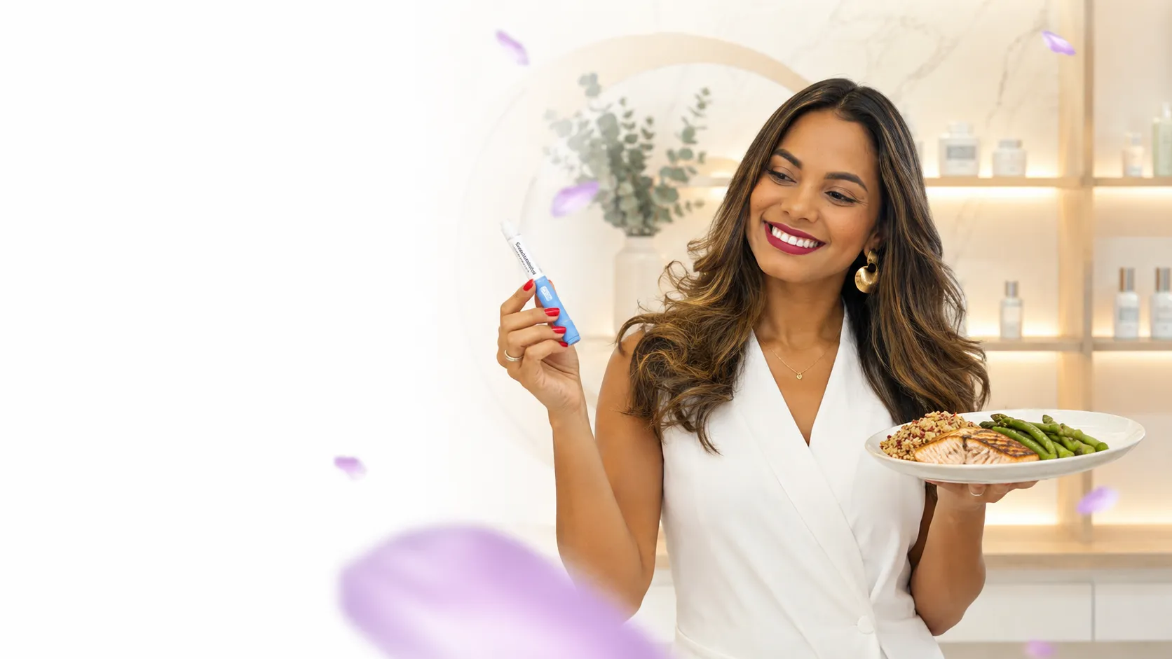 Amanda Sena, nutricionista clínica e esportiva, com um prato saudável e uma caneta emagrecedora