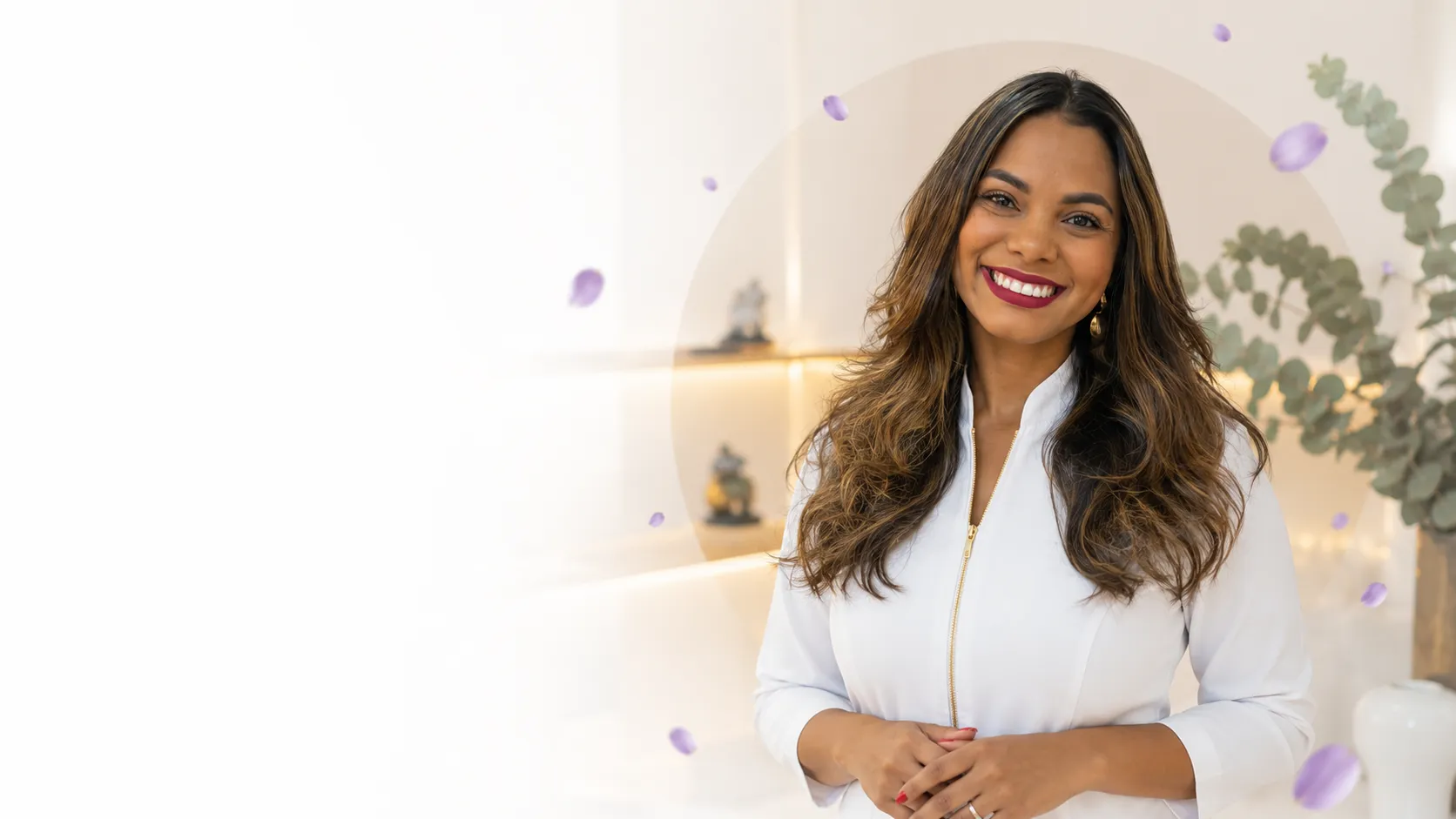 Amanda Sena, nutricionista clínica e esportiva especialista em SOP, sorrindo no consultório